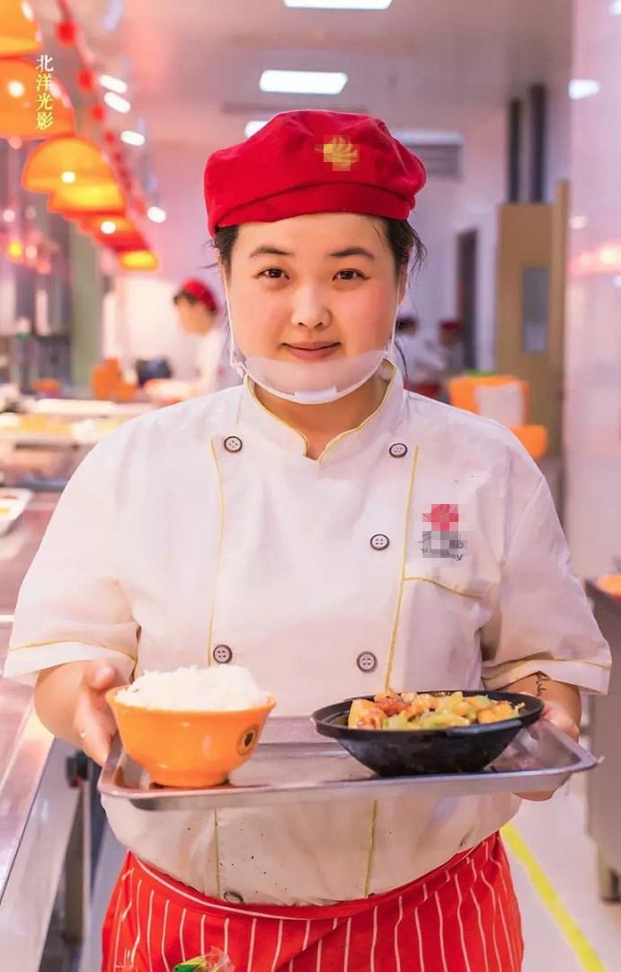 惹不起!高校食堂小姐姐被叫阿姨,她出了个"通知":再这样叫就