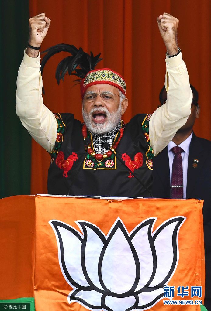 印总理莫迪出席竞选集会 头戴“鸡毛花帽”激情演讲