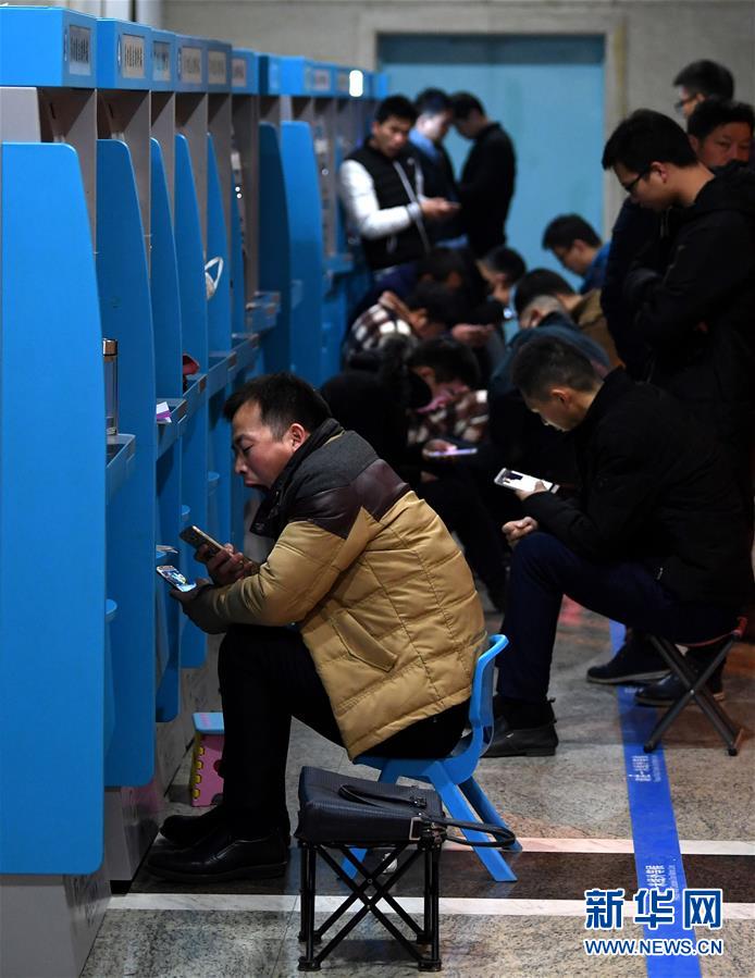 12月4日凌晨,在合肥一家医院的自助挂号机前,已有不少市民在等候挂妇产科号。新华社记者 刘军喜 摄