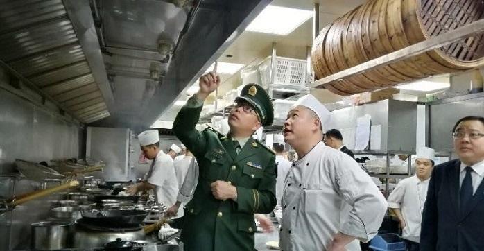 记者随上海警方夜查消防安全隐患,部分商业地标查出多项问题!警方:该拘留就拘留