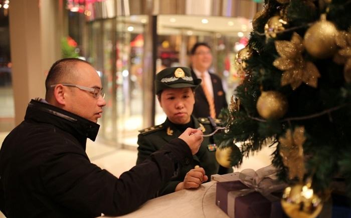 记者随上海警方夜查消防安全隐患,部分商业地标查出多项问题!警方:该拘留就拘留