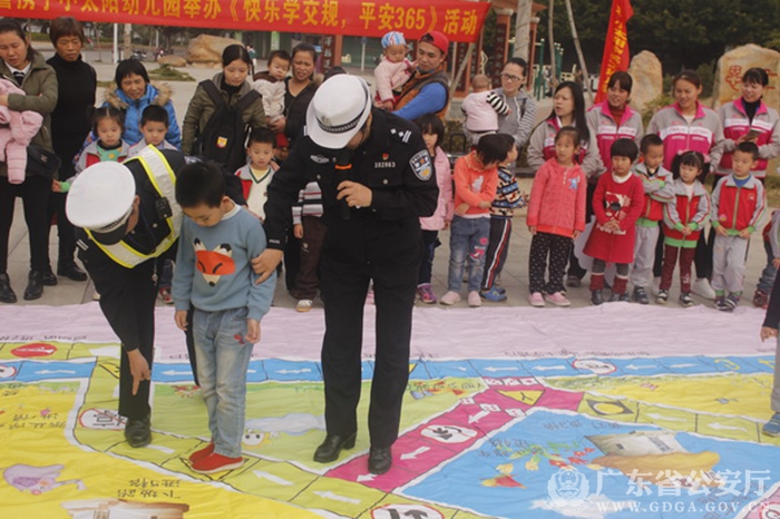 户外体验+互动游戏 韶关仁化交警带你活学交规