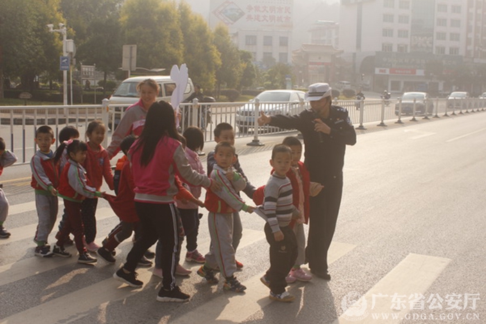 户外体验+互动游戏 韶关仁化交警带你活学交规