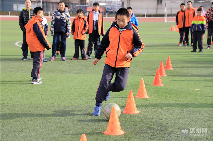 足球少年PK基本功 高新区第二届校园足球基本