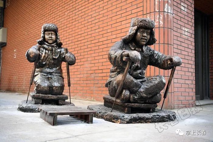 长春长江路步行街上多了这些老关东雕塑,有情