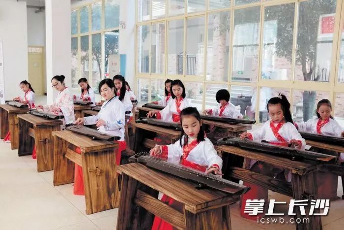 　　长沙市实验小学梅溪湖学校开设了古琴、湘绣、陶艺等多种多样的非遗课程。（资料图片）