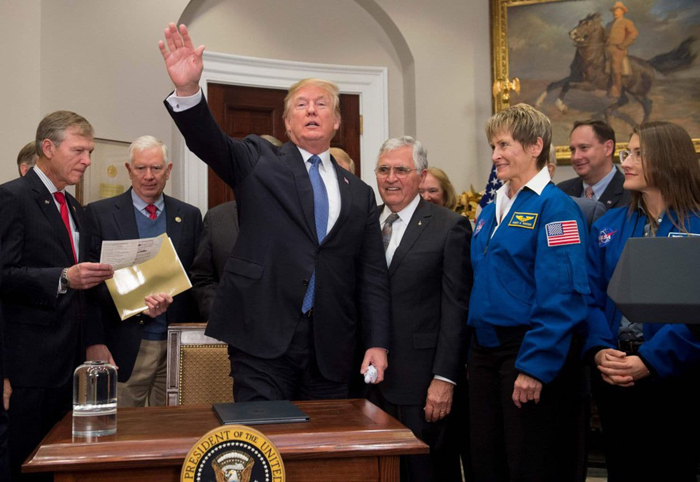 图为特朗普去年12月签署太空政策指令1，旨在让美国人重返月球。（法新社）