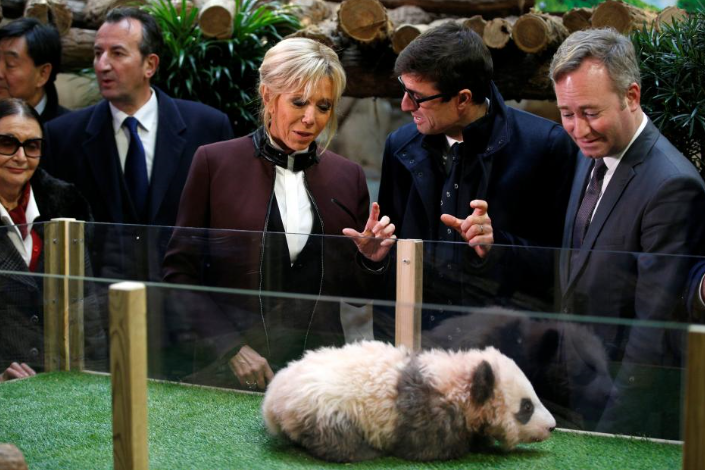 法国第一夫人布丽吉特·马克龙(Brigitte Macron)在博瓦尔动物园(Beauval Zoo)参加熊猫命名仪式。