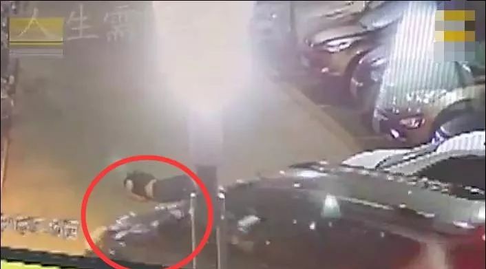 女子醉酒倒在马路中央，SUV转弯将其碾压至车底，当场死亡。