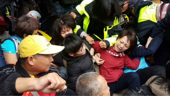 1512365279417655.jpg 图为台民众与警察在台立法机构外爆发冲突。(图片来源:台湾《联合报》)