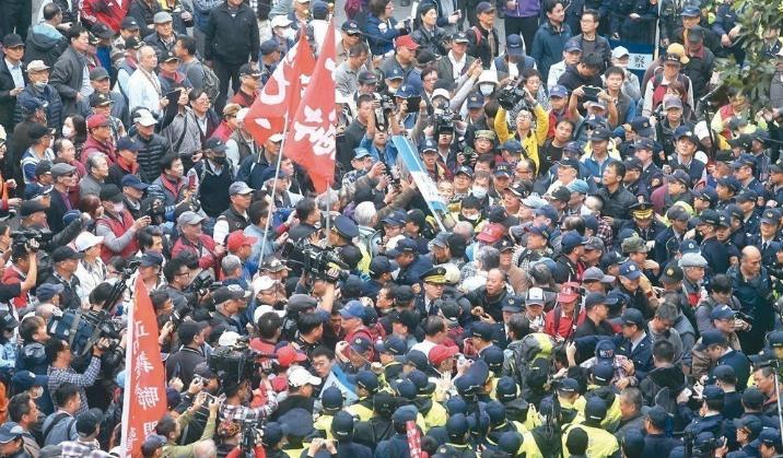1519781869928839.jpg 反年改团体昨天(27日)清晨五点多突袭攻入“立院院”区。(台媒配图)