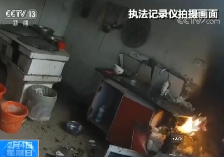 央视新闻:安徽一村民家中液化气罐喷火 民警冒险徒手拎出