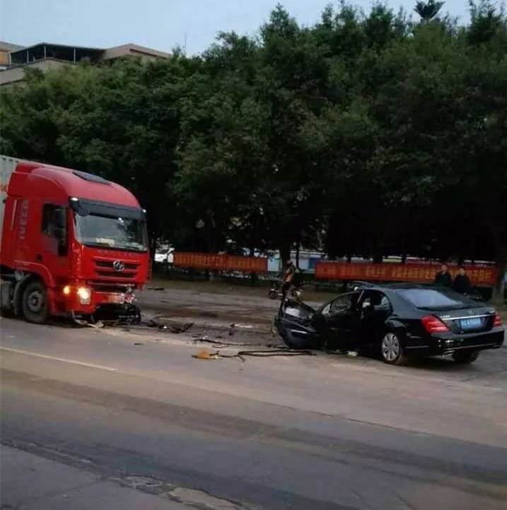东莞今早惨烈车祸!车牌888的上百万奔驰,与大货车对撞
