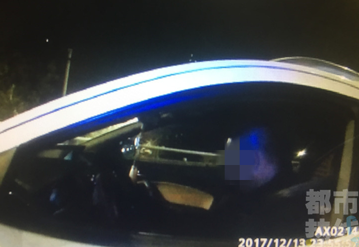  男子聚會飲酒后駕車，車內(nèi)噴濃烈香水欲躲避檢查。