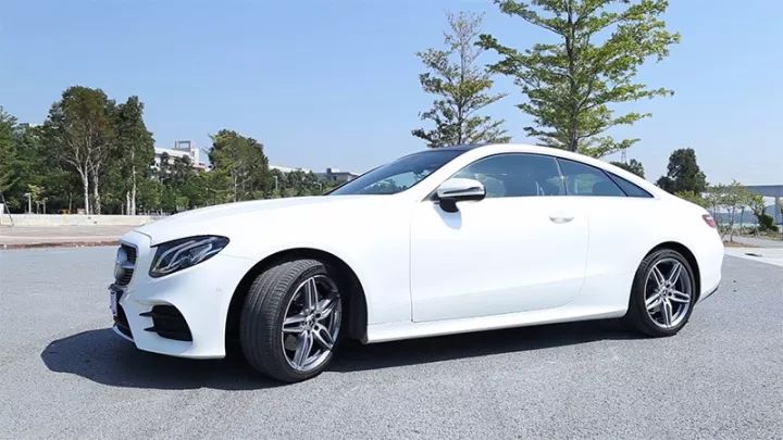 一男子开奔驰跑顺风车,竟惨遭.