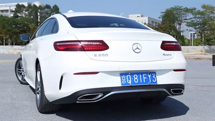 一男子开奔驰跑顺风车,竟惨遭.