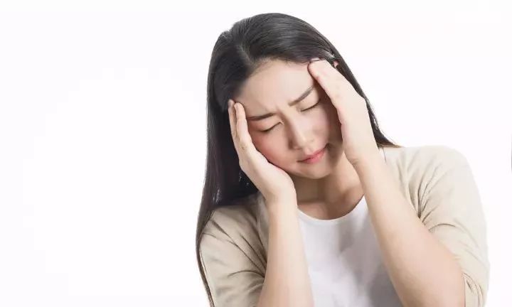 工作太累,女子洗漱完倒头就睡,第二天清早竟然…医生说这种病冬天高发!|面瘫|感冒|头痛_新浪新闻