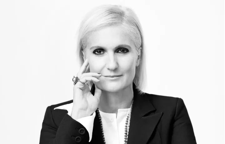 dior现任设计师maria,dior设计师海盗爷 dior 新上任的设计总监 maria grazia chiuri ,是 dior 近 70 年来