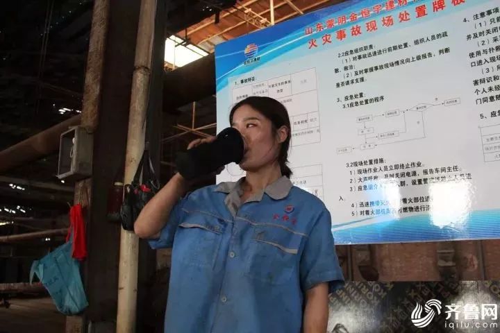 山东90后女孩放弃高薪工作回家搬砖,背后故事