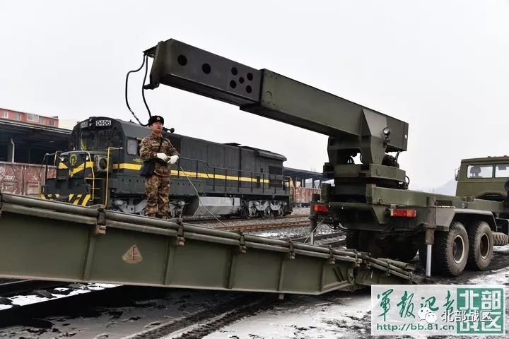 升高抬臂"这是驻沈阳铁路局军代处在山海关站货场组织的野战站台