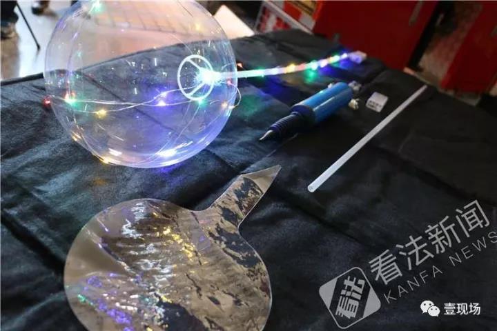 “网红气球”爆炸致多人被灼伤 能瞬间烫穿帽子