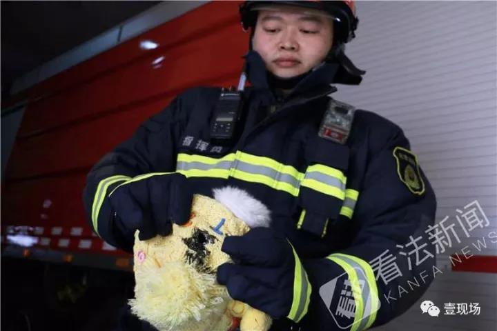 “网红气球”爆炸致多人被灼伤 能瞬间烫穿帽子