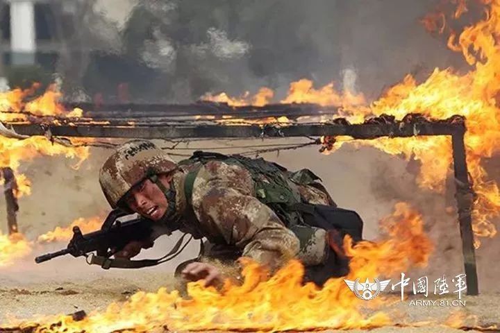 军人坐火车被埋怨不让座,国防部例会这样回应