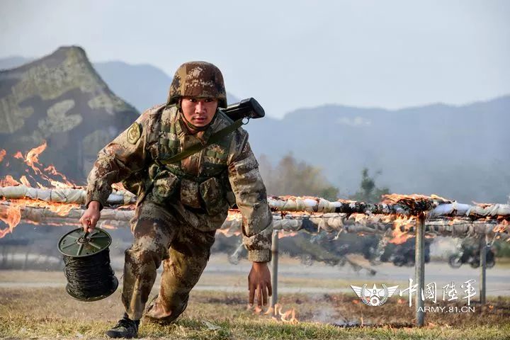 军人坐火车被埋怨不让座,国防部例会这样回应