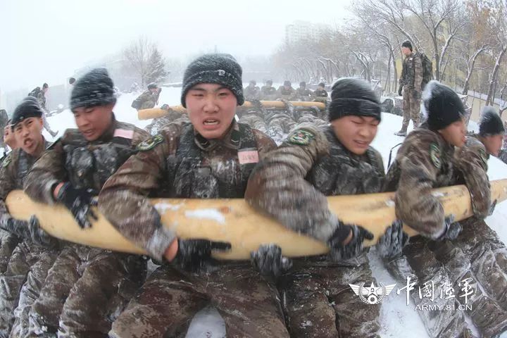 军人坐火车被埋怨不让座,国防部例会这样回应
