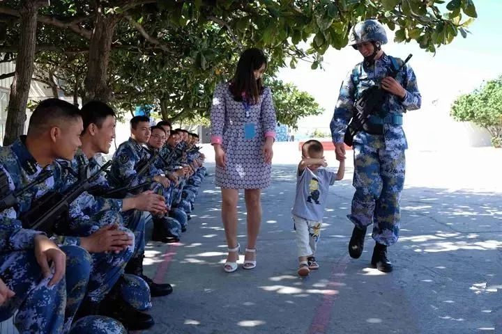 7岁女孩的发飙视频,戳中多少军人老爸的泪点