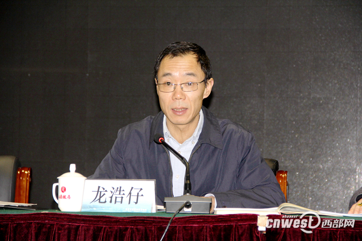 陕西省运管局局长龙浩仔作工作报告。