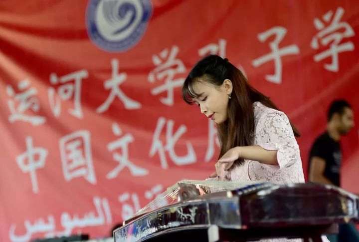2017年10月31日，一名中国老师在苏伊士运河大学孔子学院中国文化周活动开幕式上演奏古筝。新华社记者 赵丁喆 摄