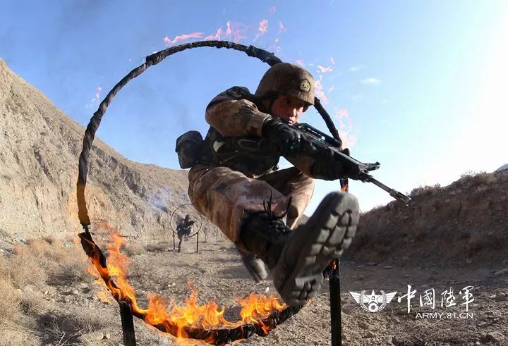 军人坐火车被埋怨不让座,国防部例会这样回应