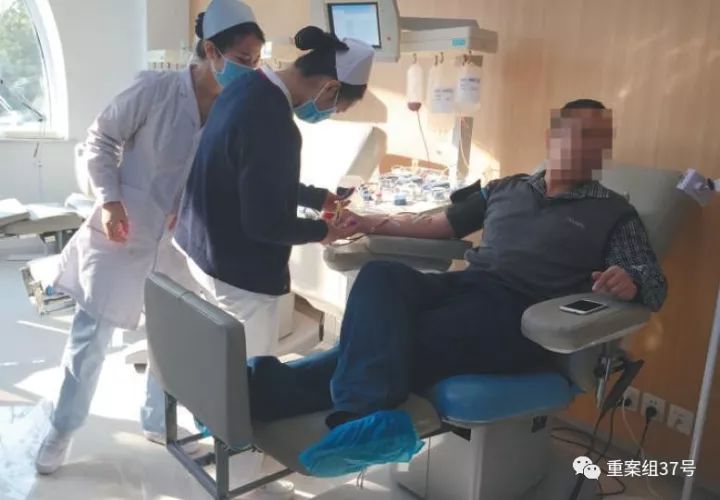 ▲2017年11 月16 日，燕郊一献血屋采血室内，一名白血病患者家属正在进行“互助献血”。    新京报记者 大路 摄