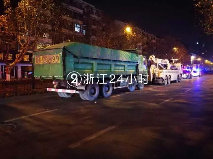 昨夜,杭州市中心突发惨烈车祸!电动车被工程车带倒,一地血迹