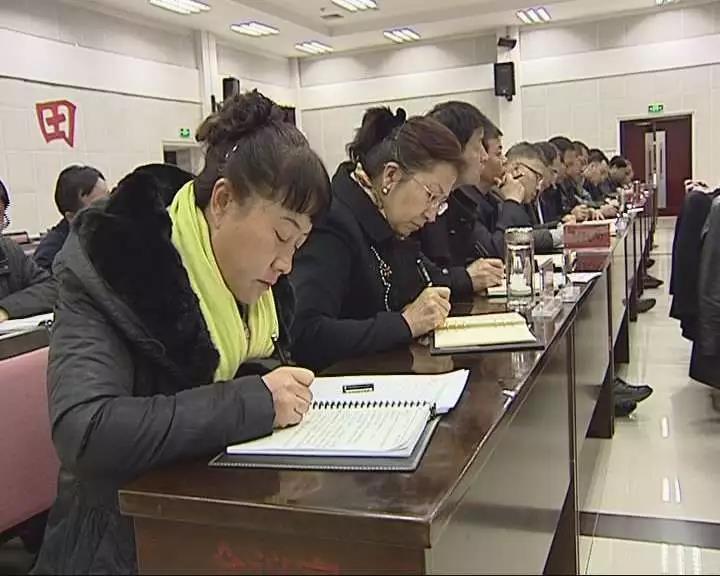 葛标,艾合买提·买买提,邹令春,胡艳桢,卢柏然在县市分会场参加会议.