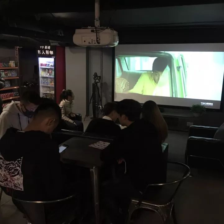 90后因爱看电影创业,存款竟惊到父母,揭密年赚100万的