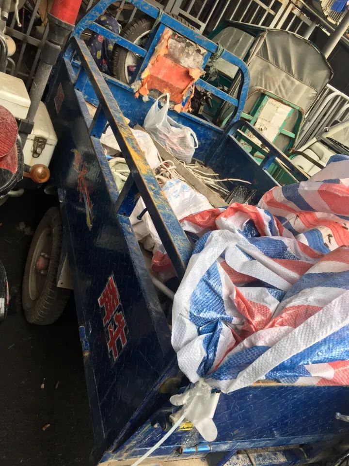 心痛!外公见义勇为抓小偷,2岁幼孙却被偷车贼