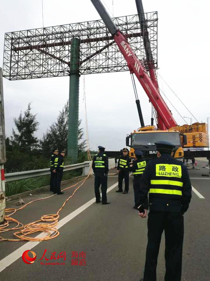 海南3部门携手拆除G98高速公路高立柱广告牌