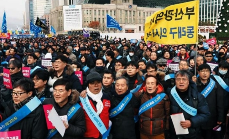 周日（10日）下午，3万多名医生在首尔集会反对“文在寅医改”