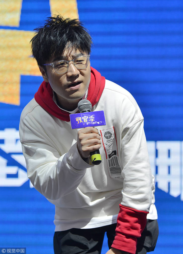 王铮亮红头帽衫体验床垫舒适度 一首"时间都去哪了"引爆卖场