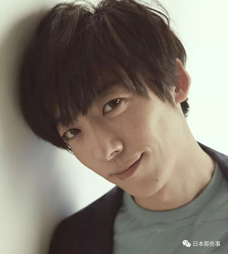 下颌线的轮廓优雅斯文。