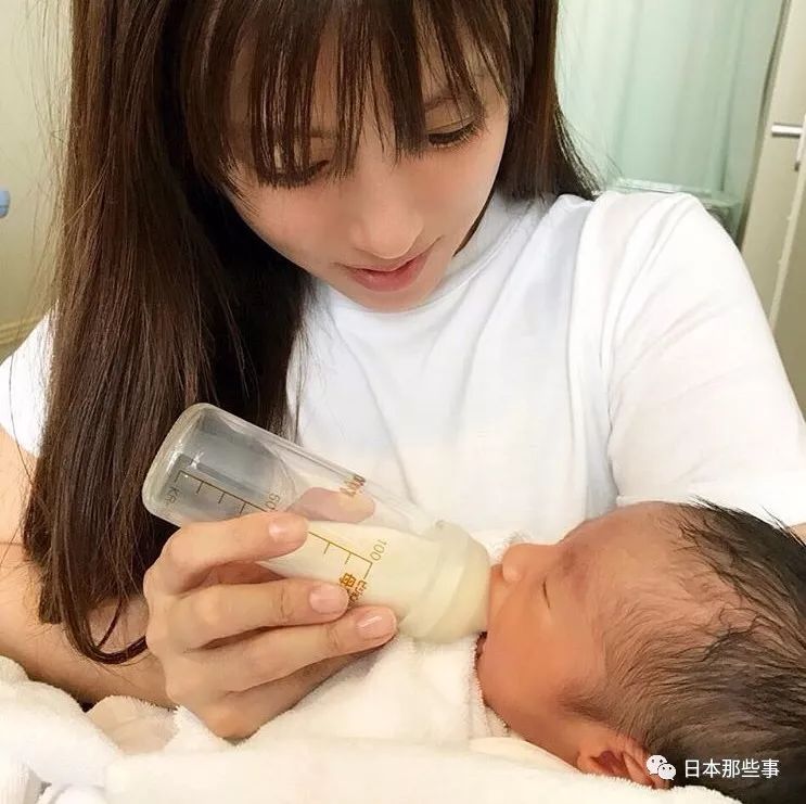 嗯…确实很可爱。抱着狗狗去公园散步的照片也很可爱↓