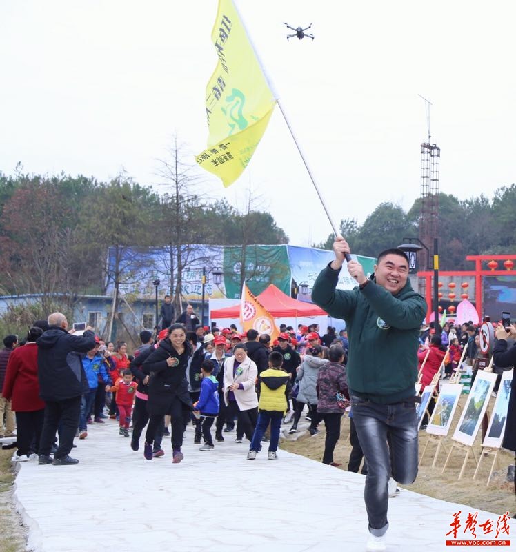红色天华山,青春三人行天华山首届三人登山赛现场张喆 摄 华声在线12月23日讯(记者 卢小伟 通讯员 朱筱玮)12月23日上午,红色天华冬暖青山长沙县青山铺镇天华山旅游景区开园仪式在长沙县青山铺镇天华山观景平台举行,天华山旅游景区正式开园迎客。 长沙县委副书记、县委统战部部长、县委党校校长杨莉,长沙晚报报业集团党委委员、副总编辑、副总经理肖和平等出席了开园仪式。青山铺镇党委书记王志国致辞,长沙县委副书记杨莉发表讲话。 长沙县相关部门负责人,长沙县各镇街分管旅游工作负责人,长沙县旅游协会成员单位