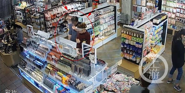 穿着偷来的衣服商场行窃 这对鸳鸯大盗胆儿真大