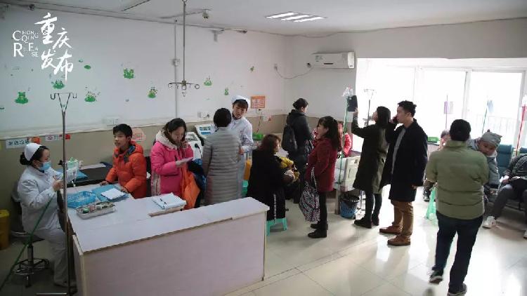 心疼!九龙坡儿科医生累倒在诊室,其实背后是…