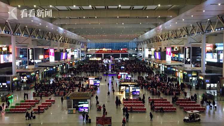 年初一客流回落 全国铁路预计发送旅客389万人