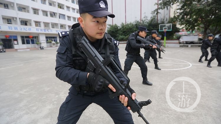 飞檐走壁神兵天降 威武!重庆特警!