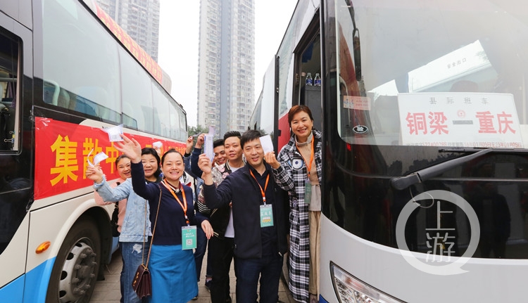 到这两个地方坐车 可一站直达铜梁奇彩梦园