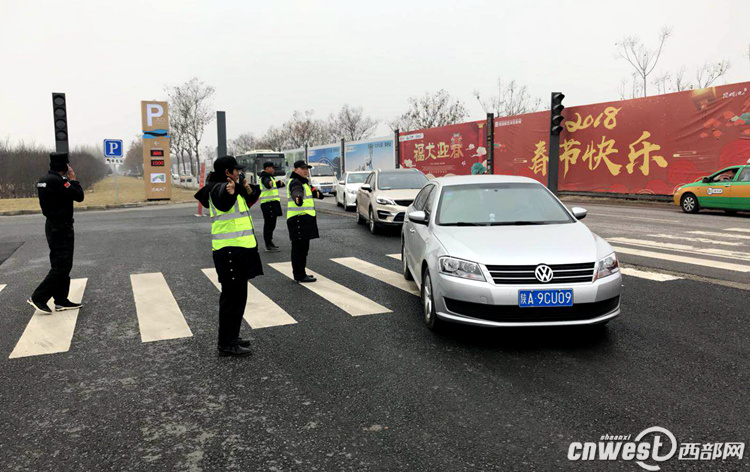 昆明池景區(qū)安排交通疏導(dǎo)人員112名進行車輛引導(dǎo)工作，確保道路通暢。
